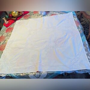 Vintage Elegant White hand Embroidered cutwork hearts & floral lace Tablecloth